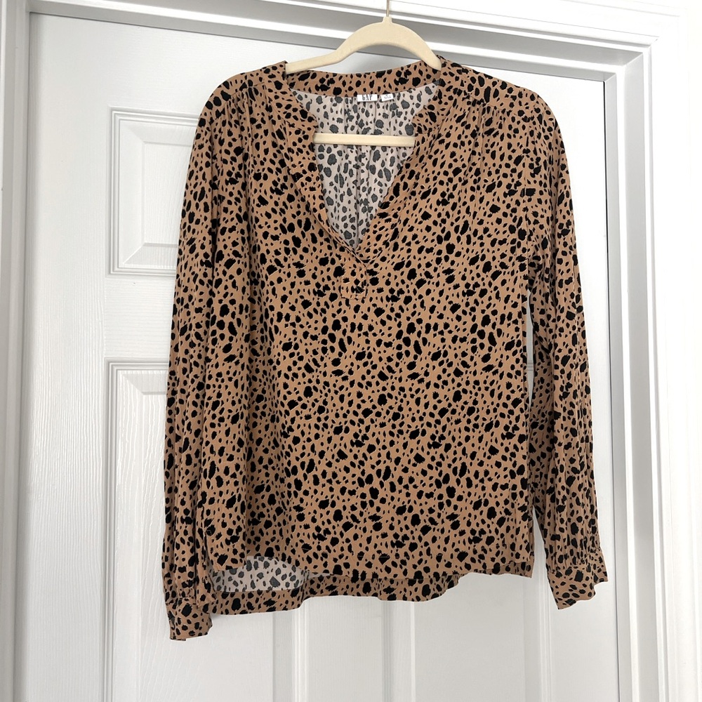 Gap V neck animal print top size medium